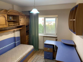 Apartament cu 3 camere, spatios, zona UMF